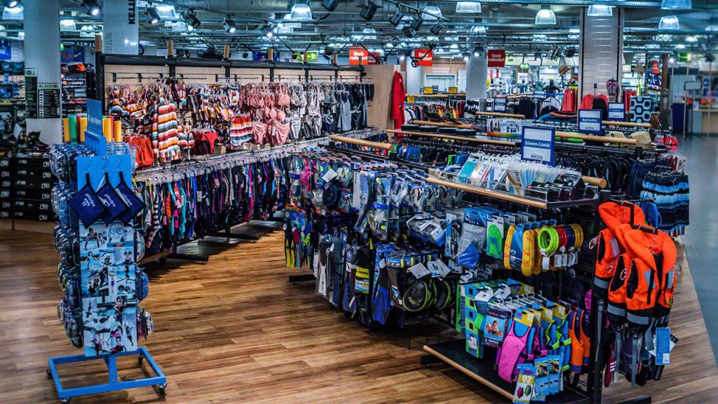 Sommerferien in Bergisch Gladbach: Bademode bei Sport4You im LoewenCenter