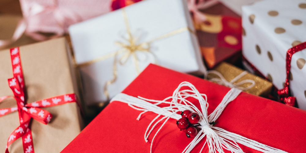 Weihnachtsgeschenke liegen gestapelt auf dem Tisch