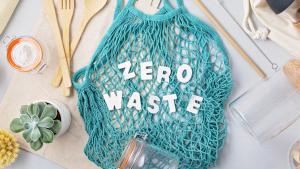 Ein blaues Fangnetz auf einem Tisch, in welchem Buchstaben liegen, die den Schriftzug Zero Waste bilden