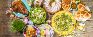 Verschiedene traditionelle Gerichte zu Ostern aus aller Welt auf einem Tisch