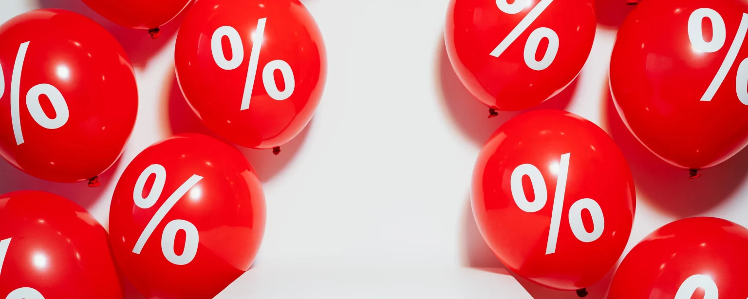 Rote Luftballons mit weißen Prozentzeichen als Symbol für Rabattaktion