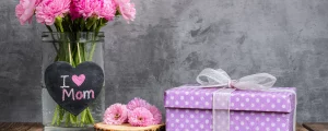 Blumenstrauß und Geschenkbox zum Muttertag mit Herzanhänger „I love Mom“