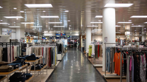 Großzügige Modeabteilung im LoewenCenter Bergisch Gladbach mit Damen- und Herrenbekleidung